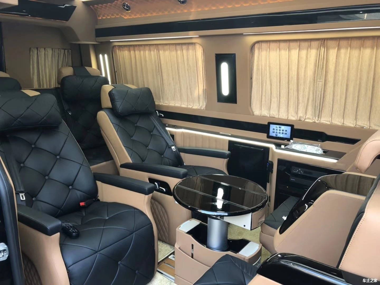 Trường hợp sửa đổi nội thất của Mercedes-Benz Sprinter mới được tung ra, một ...