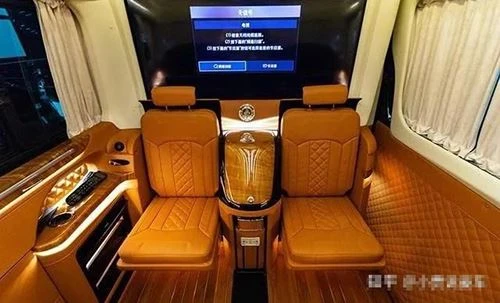Xe Caravan 9 chỗ Mercedes-Benz Sprinter với nội thất hoàng gia