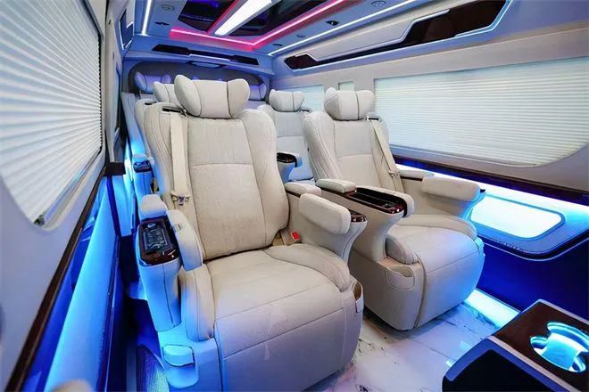 Nâng cấp nội thất Toyota Hiace 9 chỗ bao gồm ghế ngồi, đèn vòm, bàn gấp, rèm cửa