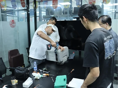 Nhà sản xuất ghế ô tô Hạ Môn Kench chào đón khách hàng nước ngoài đến thăm